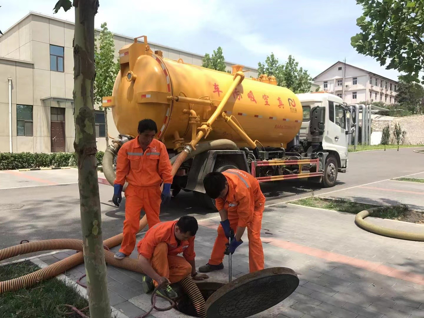 科尔沁左翼后化粪池清理与5-8吨吸粪车施工效率分析